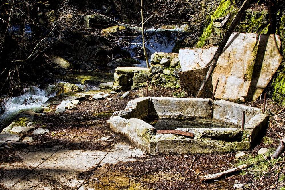 Faery Falls: Ney Springs resort ruins, passed on the way in