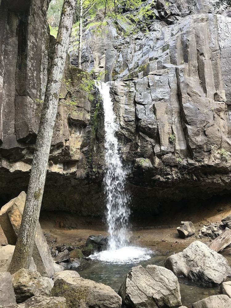 Hedge Creek Falls: The falls and its basalt alcove