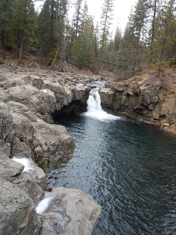 Lower McCloud Falls: Rock shelf and plunge pool