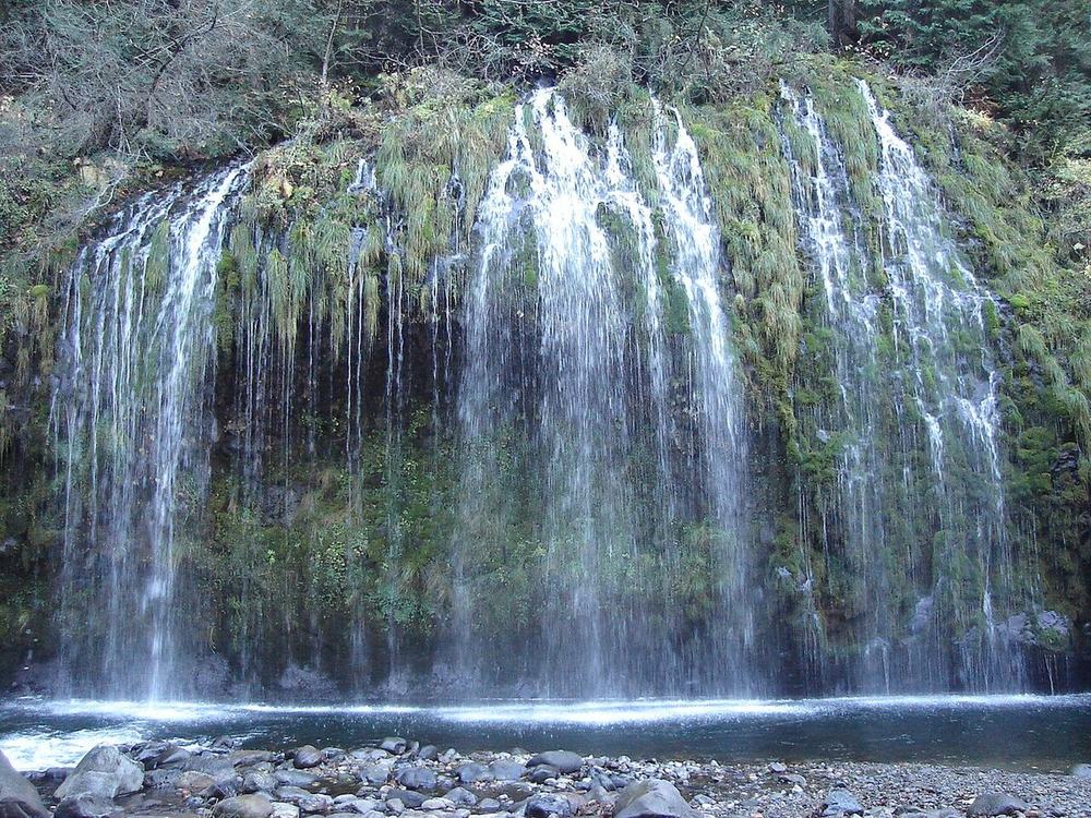 Mossbrae Falls: The full curtain across the Sacramento